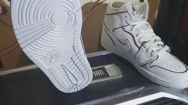 AIR JORDAN 1 MID SE WMNS white/white